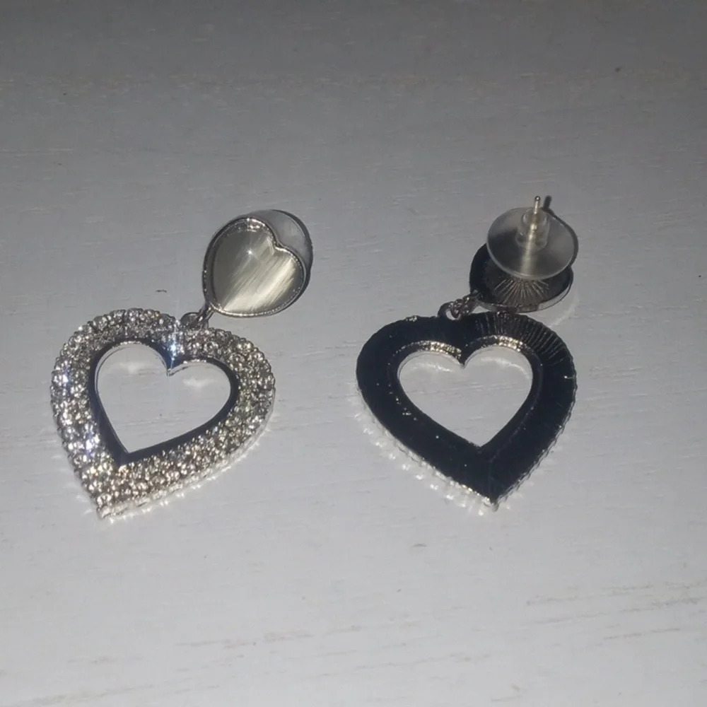 Heart silver tone earrings - Picture 3 of 4